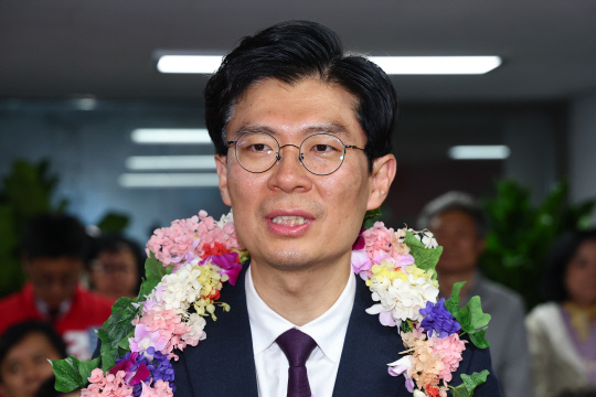 지난 4월11일 새벽 제22대 국회의원 선거 서울 마포갑 조정훈 국민의힘 후보가 마포구 소재 선거사무소에서 당선이 확정된 뒤 소감을 밝히고 있다.<연합뉴스 사진>